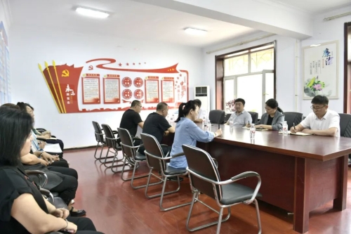 杨博在区党群工作部调研时强调 以担当抓落